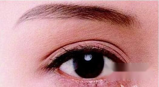 眼睑震颤是怎么回事？该如何治疗？