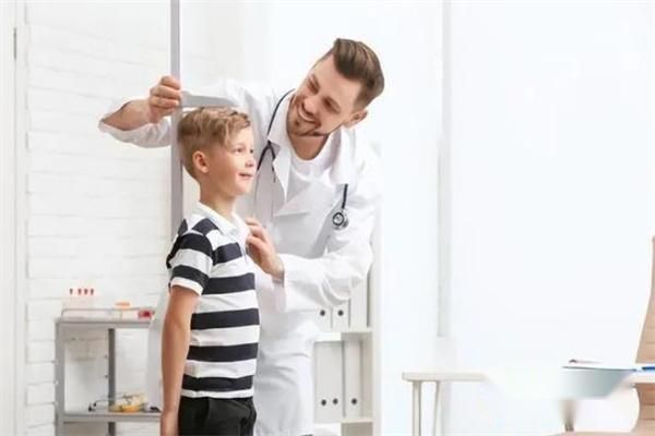 父母不高，孩子一定矮吗？远离3误区，谨记3诀窍，长高也不难