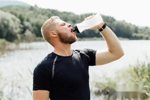 晚上睡觉嘴巴总是“发干”？不一定是缺水，可能跟这6种病有关系